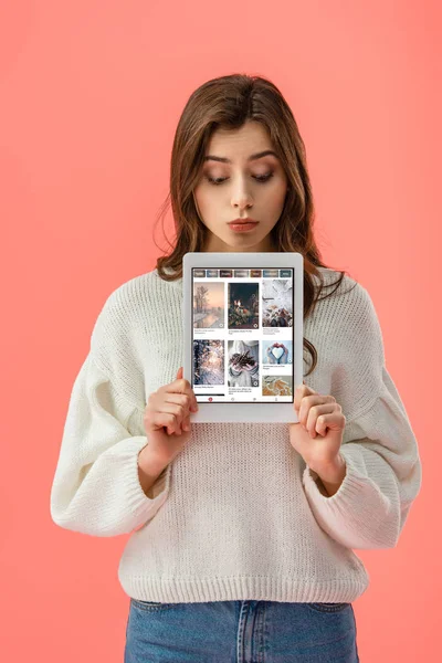 ピンクに分離された画面に Tumblr アプリでデジタル タブレットを保持している魅力的な若い女性 — ストック写真