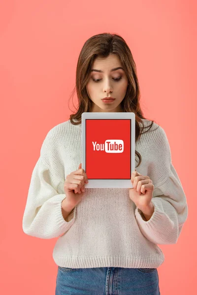 핑크에 화면에 Youtube 디지털 태블릿을 — 스톡 사진