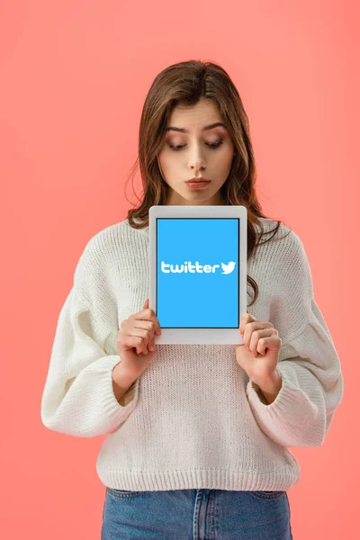 Sorprendida Mujer Joven Sosteniendo Tableta Digital Con Aplicación Twitter Pantalla —  Fotos de Stock