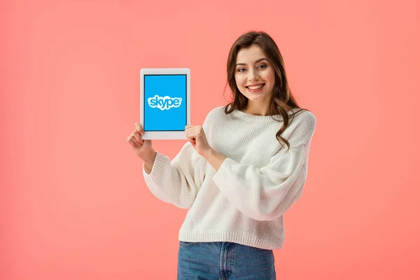 Glückliche Junge Frau Hält Digitales Tablet Mit Skype App Auf — Stockfoto