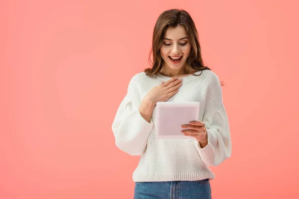 Verbaasd Aantrekkelijke Jonge Vrouw Houden Digitale Tablet Geïsoleerd Roze — Stockfoto