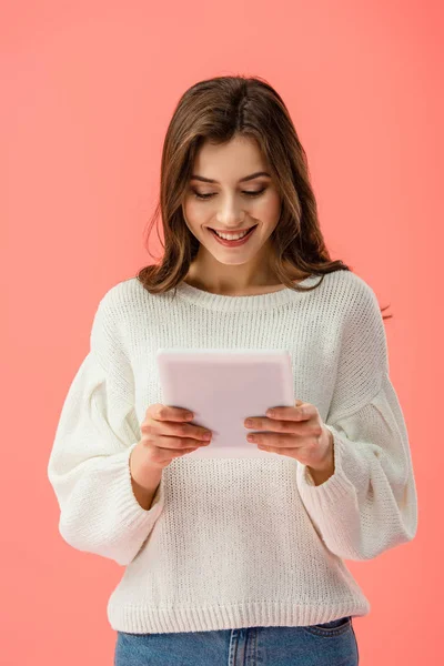 Lachende Mooie Jonge Vrouw Houden Digitale Tablet Geïsoleerd Roze — Stockfoto