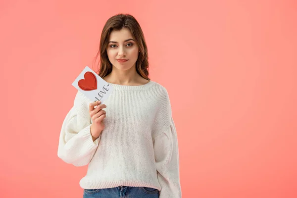 Triste Joven Mujer Celebración Tarjeta Con Amor Letras Aislado Rosa — Foto de Stock