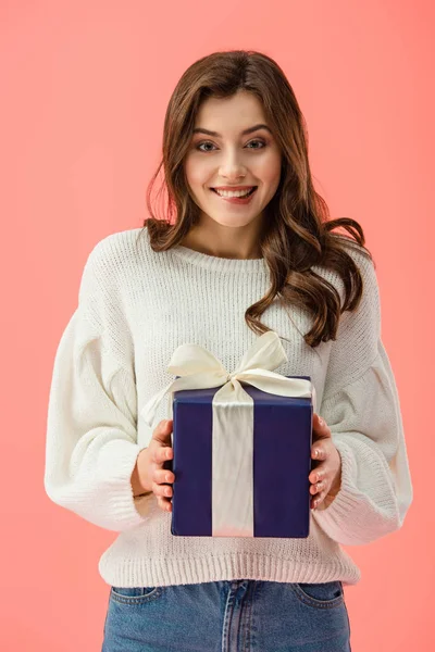 Donna Sorridente Attraente Maglione Bianco Contenente Scatola Regalo Isolata Rosa — Foto Stock