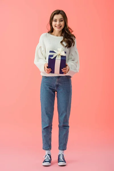 Vista Completa Mujer Sonriente Atractiva Suéter Blanco Que Sostiene Caja — Foto de Stock