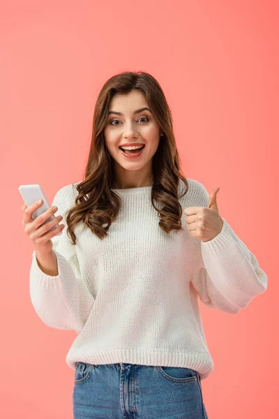 Uśmiechnięty Atrakcyjna Kobieta Kciuk Trzymając Smartfon Różowym Tle — Zdjęcie stockowe