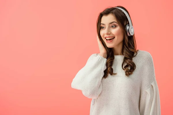 Mulher Surpreso Atraente Suéter Branco Com Fones Ouvido Isolados Rosa — Fotografia de Stock