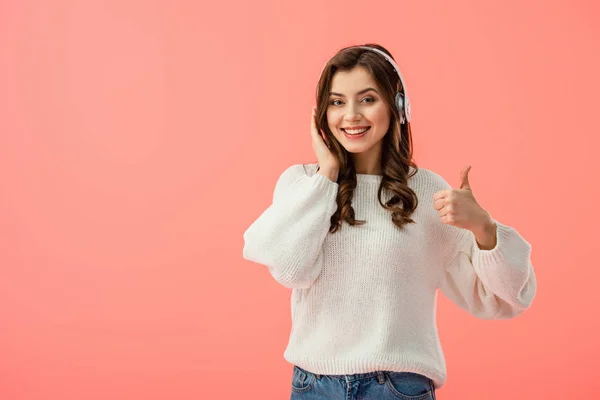 Mulher Atraente Camisola Branca Com Fones Ouvido Mostrando Polegar Para — Fotografia de Stock