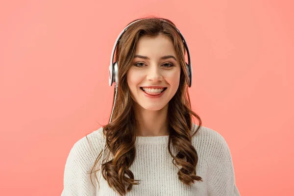 白いセーター ピンクの分離したヘッドフォンで聴く音楽で笑顔で魅力的な女性 — ストック写真