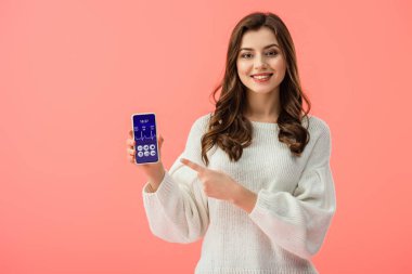 kadın beyaz kazaklı smartphone ile sağlık app ekranda pink izole, parmakla işaret 