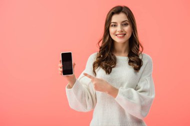 kadın beyaz kazaklı ile pink izole boş perde smartphone, parmakla işaret 
