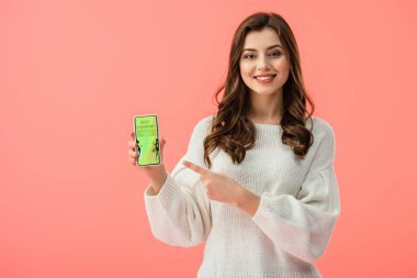 kadın beyaz süveterli en iyi app ekranda pink izole alışveriş ile smartphone, parmakla işaret 
