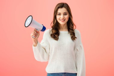 gülümseyen pink izole megafon holding beyaz süveterli kadın