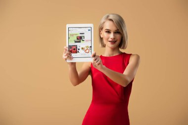 ekran üzerinde bej izole dijital tablet ebay app ile tutarak Kırmızı elbiseli güzel kadın