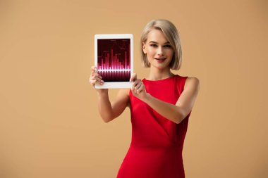 app üzerinde bej izole ekranda ticari dijital tablet tutan Kırmızı elbiseli güzel kadın
