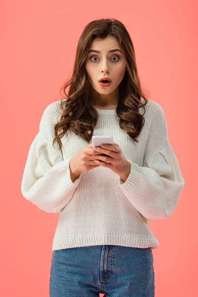 Shocked Young Woman White Sweater Holding Smartphone Isolated Pink — Stock Photo, Image