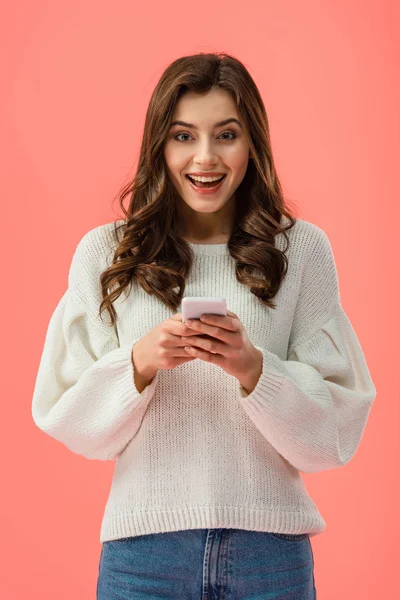 Smiling Young Woman White Sweater Holding Smartphone Isolated Pink — Stock Photo, Image