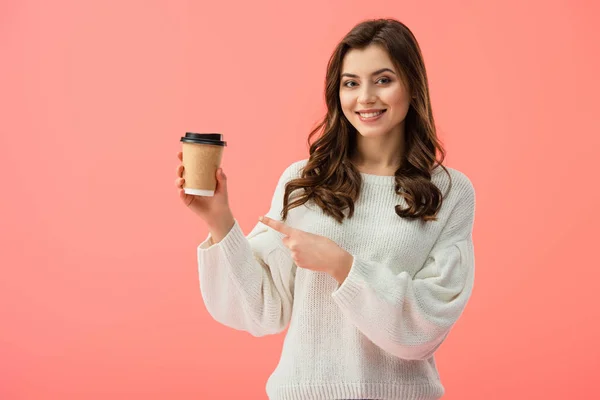 Lächelnde Frau Weißen Pullover Zeigt Mit Dem Finger Auf Einwegbecher — Stockfoto