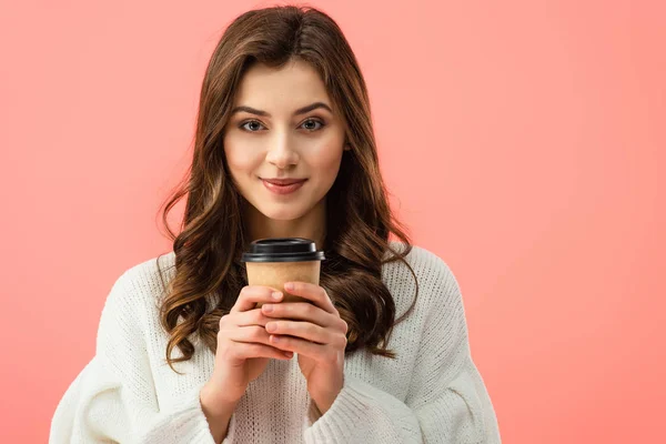 Sonriente Mujer Joven Suéter Blanco Sosteniendo Taza Papel Aislado Rosa — Foto de Stock