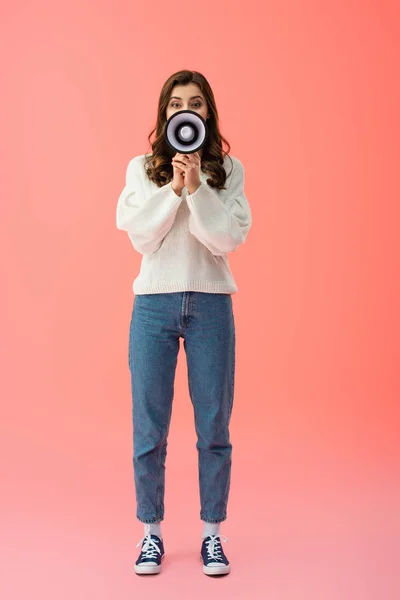 Ansicht Einer Schreienden Frau Megafon Auf Rosa Hintergrund Voller Länge — Stockfoto