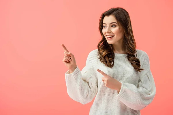 Lachende Mooie Vrouw Witte Trui Met Vingers Aan Wijzen Zoek — Stockfoto