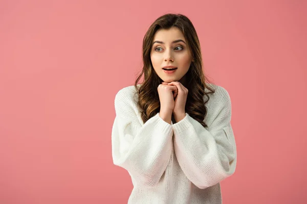 Mulher Surpreso Bonito Suéter Branco Olhando Para Longe Isolado Rosa — Fotografia de Stock