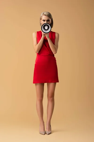 Visão Comprimento Total Mulher Vestido Vermelho Gritando Megafone Fundo Bege — Fotografia de Stock