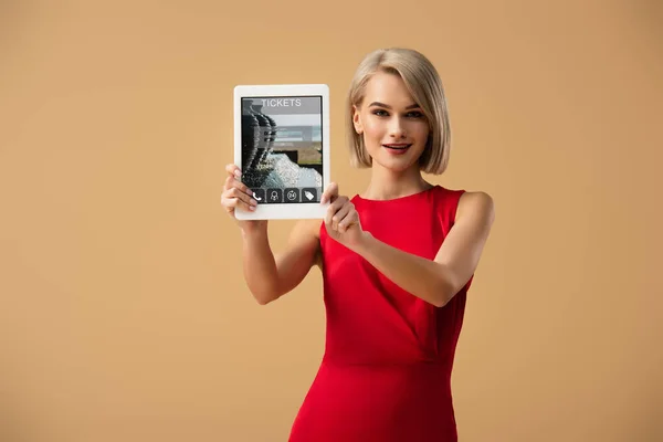 Schöne Frau Rotem Kleid Hält Digitales Tablet Mit Ticket App — Stockfoto