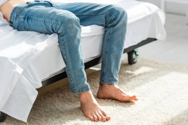 kot yatak yatak odasında yatan adam görünümünü kırpılmış 