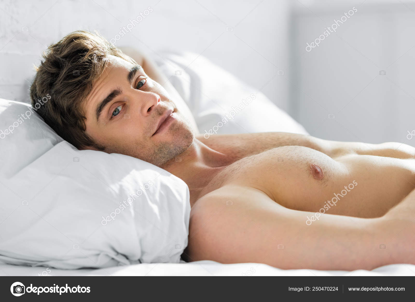 Hombre Guapo Acostado Cama Almohada Con Torso Desnudo Dormitorio:  fotografía de stock © AndrewLozovyi #250470224 | Depositphotos