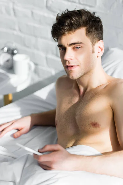 Selective Focus Handsome Man Bare Torso Smartphone Bed Home — Stock Photo, Image