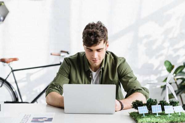 Stilig Arkitekt Grön Tröja Sitter Vid Bord Med Laptop Och — Stockfoto