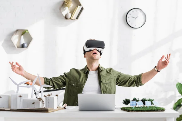 Arhitect Entuziasmat Realitate Virtuală Căști Așezat Masă Laptop Modele Birou — Fotografie, imagine de stoc