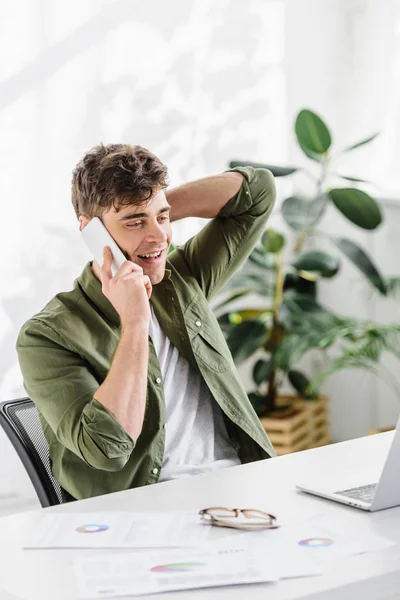 Handsome Businessman Green Shirt Sitting Table Talking Smartphone Office — Stock Photo, Image