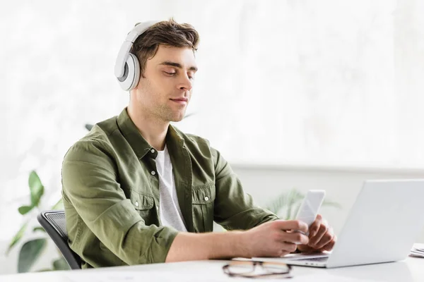 Pengusaha Tampan Berbaju Dan Headphone Duduk Meja Dengan Laptop Memegang — Stok Foto