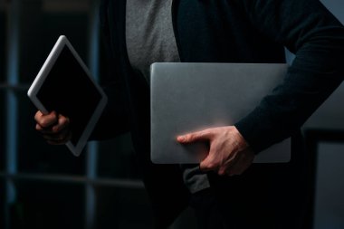 Dijital tablet ve laptop çalmak hırsız kırpılmış görünümü