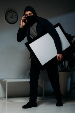 Düz ekran tv ile boş perde çalmak süre Smartphone'da söz maskeli soyguncu