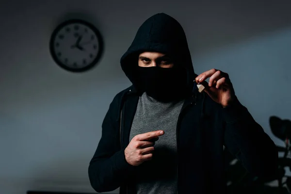 Sinsi Hırsız Anahtarları Parmak Ile Işaret Eden Maskeli — Stok fotoğraf