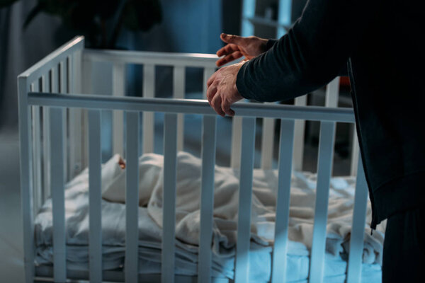 Обрезанный вид преступника в черной одежде, похищающего ребенка
