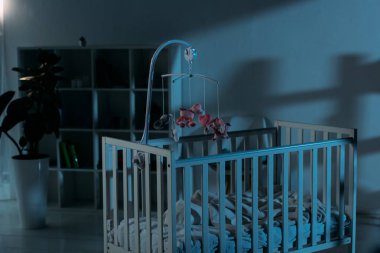 Dolap, beşik ve oyuncaklar karanlık kreş ile hareket eden