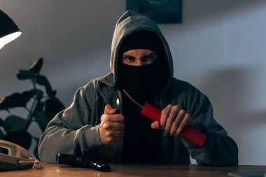 Dinamit odasında tutuşabilme silah maskeyle kızgın terörist