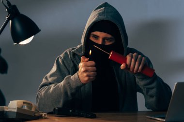 Terörist maskesi ve dinamit odasında tutuşabilme hoodie