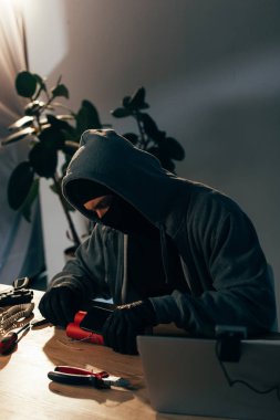 Maske ve eldiven oda içinde bomba yapma terörist konsantre