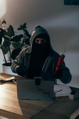 Dinamit ve silah kamera amaçlayan laptop ile terör