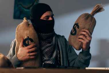 Dolar torbalarıyla Tutuklu odası içinde maskeli terör