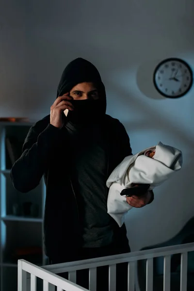 Kidnapper Gun Holding Infant Child Talking Smartphone — Stock Photo, Image