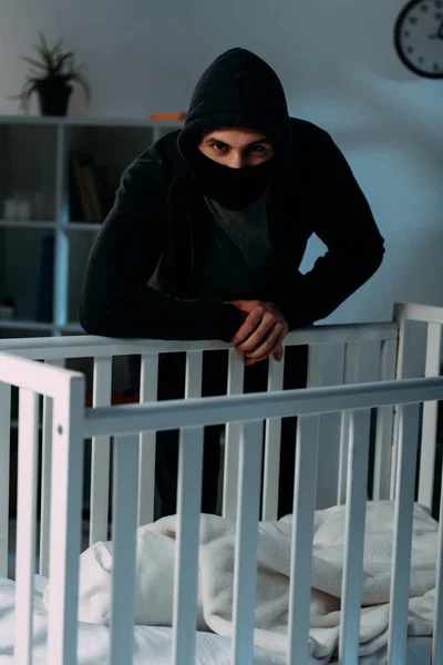 Criminal Mask Hoodie Standing Crib Dark Room — Stock Photo, Image