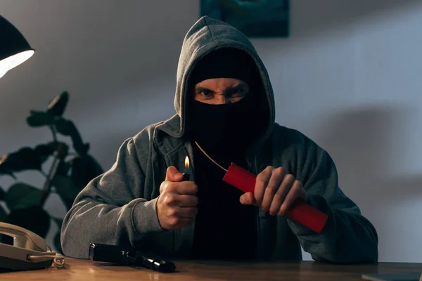 Boos Terrorist Masker Met Pistool Ontsteken Van Dynamiet Kamer — Stockfoto