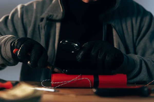 Gedeeltelijke Weergave Van Terrorist Lederen Handschoenen Maken Bom — Stockfoto