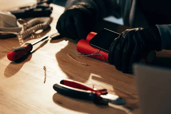 Обрезанный Вид Террориста Кожаных Перчатках Делающего Бомбу — стоковое фото